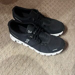 NWOT On Cloud 5 size 8 Black